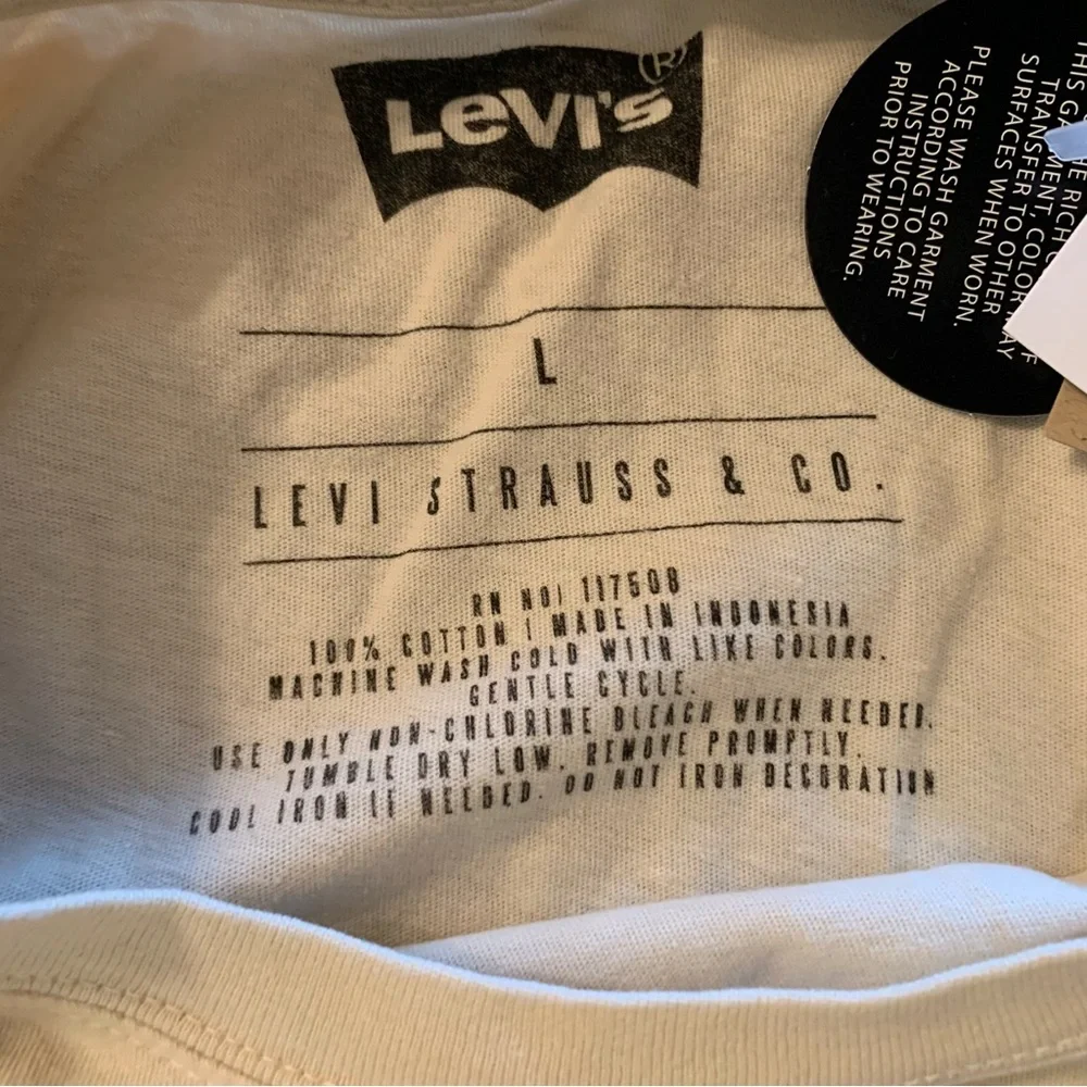 Levi’s Stacked Logo Cream T-shirt Tee Large 100% cotton Unisex